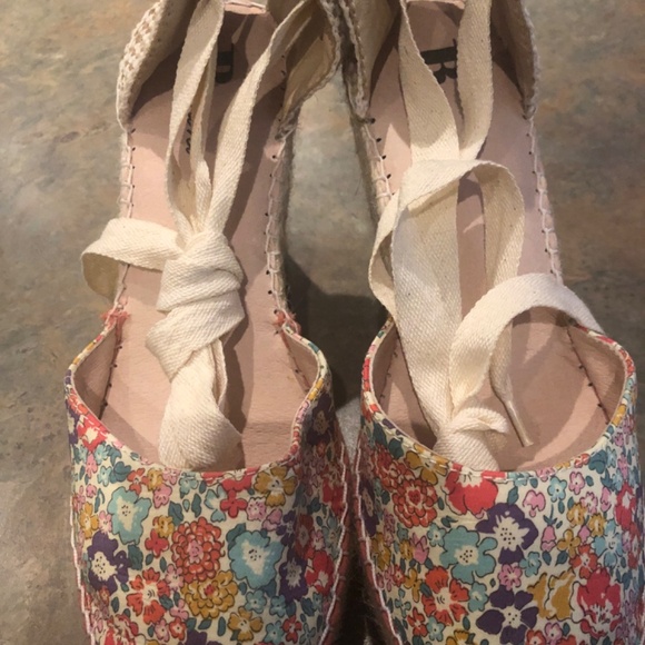 Floral Wedges Sz9 Like New - Picture 3 of 6